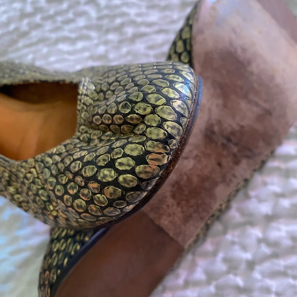 Lanvin Gold Snake skin pebble ballerina flats size 40.5 runs small 8.5-9